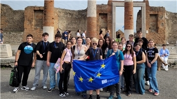 Mehrere Elftklässler des Gymnasiums Nordenham stehen im italienischen Portici vor Ruinen aus der Römerzeit.