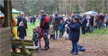 Für ein Foto mit Hanni Hase vor seinem Haus nahmen die Kinder und ihre Begleiter lange Wartezeiten in Kauf. 