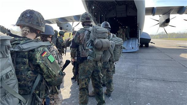 Für eine Übung: Seedorfer Soldaten steigen für eine Verlegung in das Transportflugzeug A400M.
