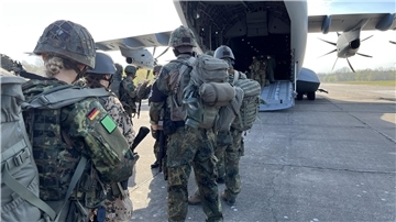 Für eine Übung: Seedorfer Soldaten steigen für eine Verlegung in das Transportflugzeug A400M.