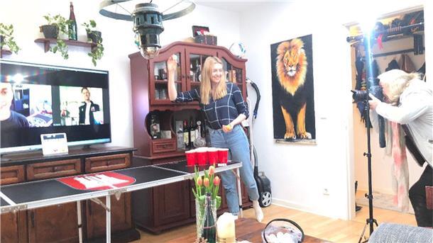 Virtuelles Beerpong für den guten Zweck Für einen Termin mit der Bild-Zeitung zeigte Henriette Radsack, wie „Social Distance Beerpong“ funktioniert.