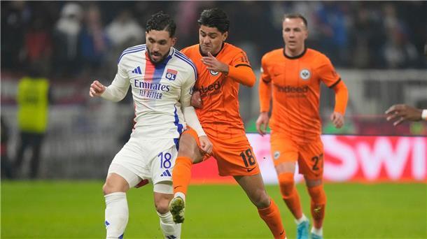 Für Eintracht Frankfurt um Mahmoud Dahoud (r) geht es in der Bundesliga zum Verfolgerduell nach Leipzig.