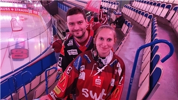 Für Fabian und Salome war das Spiel der Fischtown Pinguins bei den Växjö Lakers nicht einfach nur ein Auswärtsspiel: die beiden Pinguins-Fans machten auf ihrer Hochzeitsreise Halt in Växjö