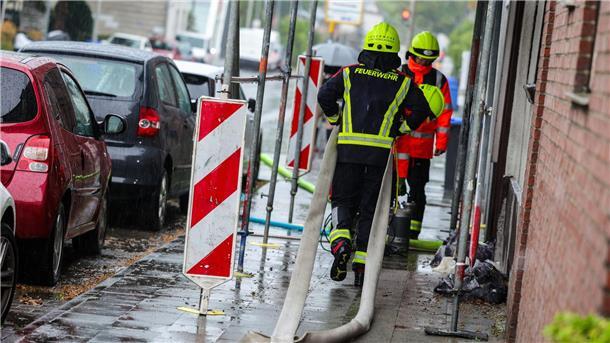 Zu viel Regen im Westen Für Feuerwehrleute gab es am Dienstag viel zu tun. Im Westen Deutschlands hatte es so viel geregnet, dass Keller und Wohnungen unter Wasser standen.