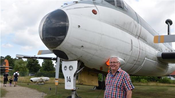 Hans-Peter Weber  vor dem Seefernaufklärer Breguet BR 1150 Atlantic. 