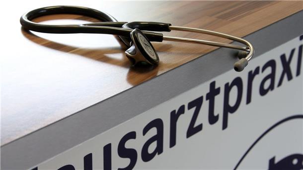 Für Hausärztinnen und Hausärzte sollen Obergrenzen bei der Vergütung (Budgets) aufgehoben werden - wie schon für Kinderärzte.