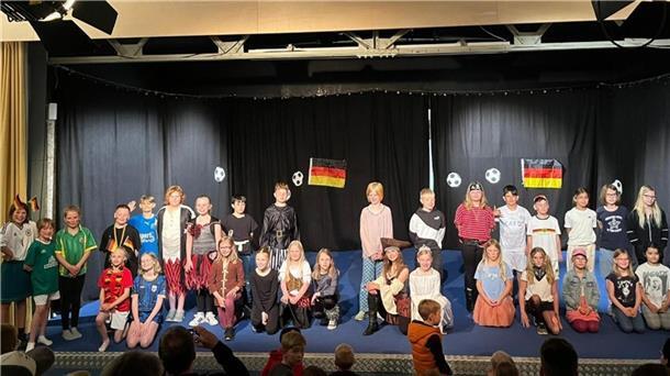 Kindertheatertage im Güterschuppen in Nordenham eröffnet Für ihre beeindruckenden Darbietungen erhielten die mitwirkenden Kinder viel Applaus.