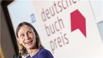 Für ihren Roman „Hey guten Morgen, wie geht es dir?“ erhielt Martina Hefter den Deutschen Buchpreis 2024. Jetzt liest sie in Bremerhaven.