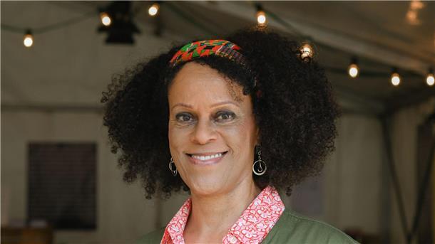 Scharfsinnige Gesellschaftsanalyse von Bernardine Evaristo Für ihren Roman „Mädchen, Frau etc.“ hat Bernardine Evaristo den Booker Prize erhalten.