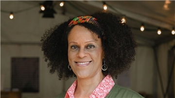 Für ihren Roman „Mädchen, Frau etc.“ hat Bernardine Evaristo den Booker Prize erhalten.