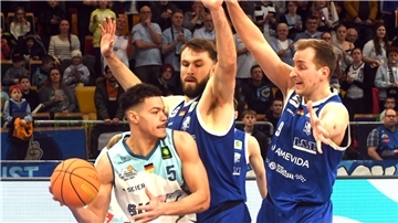 Für Jarelle Reischel (links) gibt es am Samstag ein Wiedersehen mit seinem früheren Coach Michael Mai, mit dem er in Bremerhaven und Karlsruhe zusammengearbeitet hat.