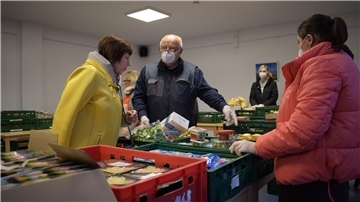 Die Bremerhavener Tafel hat pünktlich vor Weihnachten eine neue Zweigstelle im Dorfzentrum Stubben eröffnet.  