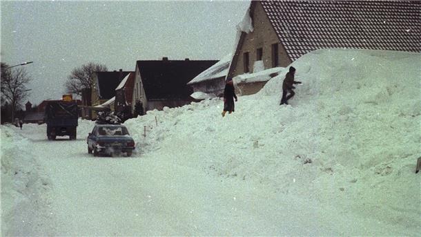 Für Kinder waren die Schneemassen eine Freude, für Autofahrer wurde es eher mühselig - auch als die Straßen wieder freigeräumt waren.