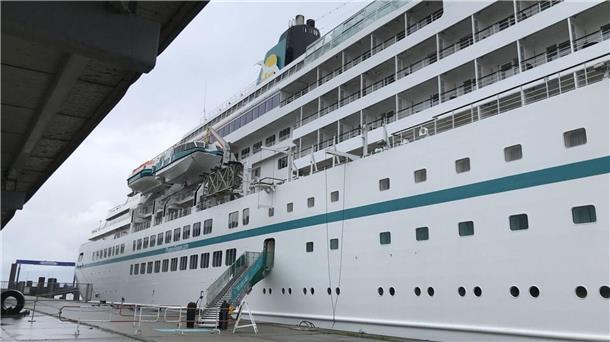 Kreuzfahrtschiff "Amadea" am Steubenhöft in Cuxhaven