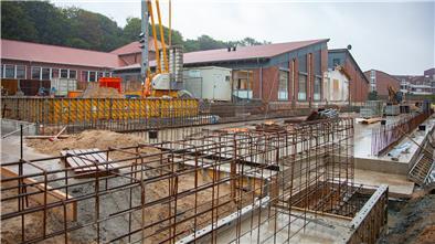 Für mehr Platz im Gymnasium in Langen: Ein Teil der Fundamente ist bereits fertig. In zwei Wochen sollen die ersten Wände aufgestellt werden.