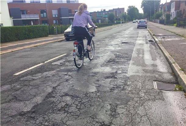 Zerklüftete Flickenpiste wird zur Vorzeige-Straße - sechs Jahre verspätet Für Radfahrer war das Herumeiern auf dem Mecklenburger Weg - Hauptschlagader zwischen Lehe und Fehrmoor - seit Jahren bisher fast lebensgefährlich.