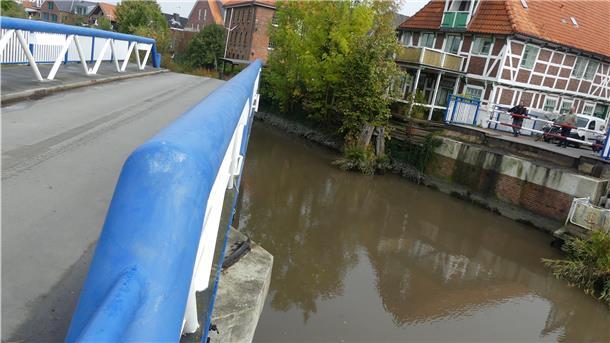 Für Schiffe, die auf der Este zwischen Hamburg und Buxtehude verkehren, öffnen vier Brückendreher in Estebrügge nach Bedarf die Estebrücke.