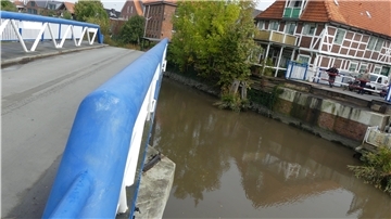 Für Schiffe, die auf der Este zwischen Hamburg und Buxtehude verkehren, öffnen vier Brückendreher in Estebrügge nach Bedarf die Estebrücke.