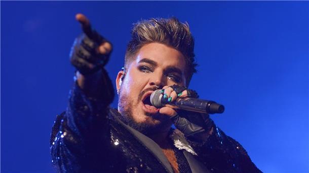 Für sein neues Album „High Drama“ hat  Adam Lambert Coverversionen von Liedern unterschiedlicher Künstler und Epochen aufgenommen.