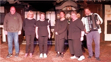 Für Sketche, Döntjes und Musik sorgten beim ersten Herdabend des Jahres Emil Niczyporuk, Meike Bockermann-Poepel, Edda Hemeyer, Julia Fiedler, Meike Wiemken und Jens Schakies (von links).