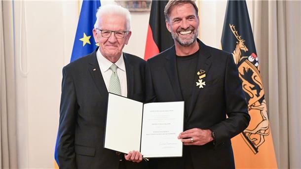 „Brauchbarer Kerl“: Klopp erhält Landesverdienstorden Für soziales Engagement: Ministerpräsident Winfried Kretschmann (l.) verleiht Jürgen Klopp den Verdienstorden des Landes Baden-Württemberg.