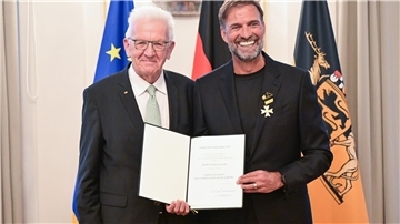Für soziales Engagement: Ministerpräsident Winfried Kretschmann (l.) verleiht Jürgen Klopp den Verdienstorden des Landes Baden-Württemberg.