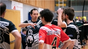 Für Spielertrainer Thorsten Möckel gab es bei der Partie gegen den TSV Auetal einiges an Redebedarf.