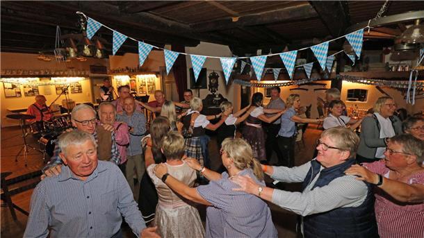Oktoberfest in Uthlede: Tanz, Tracht und bayerische Spezialitäten Männer und Frauen beim Marschwalzer