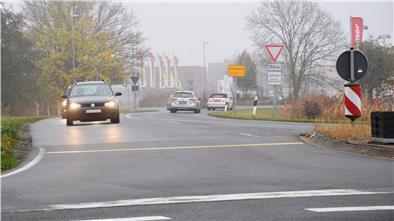 Für Verkehrsteilnehmer, die auf der Atenser Allee Richtung B212 unterwegs sind, will man zwei Fahrbahnspuren schaffen: eine für Rechtsabbieger, eine für Linksabbieger und alle, die geradeaus Richtung Coldewärf fahren wollen.