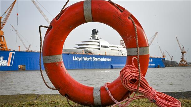 Für viele Mitarbeiter der Lloyd Werft in Bremerhaven war die Nachricht vom Ende des Schiffsbetriebes ein Schock. Hinzu kommt noch die Ungewissheit, ob sich rechtzeitig ein Käufer finden wird. Viele Werftarbeiter hoffen darauf, dass es eine Lösung geben wird.