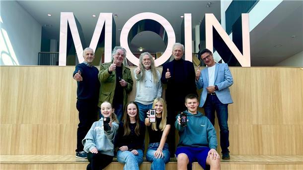 Fürs Pressefoto war die Kulisse im Bremervörder Gymnasium "wie gemalt". Die MOIN-Buchstaben verweisen im wahrsten Sinne des Wortes auf eine neue Ebene für das seit fünf Jahren laufende Plattdeutsch-Projekt, bei dem viele Akteure erfolgreich an einem Strang ziehen. Allen voran: die Schüler, deren Songs seit heute online auf allen Streaming-Diensten zu hören sind.