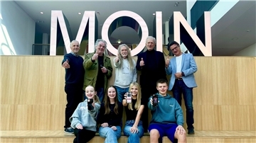 Fürs Pressefoto war die Kulisse im Bremervörder Gymnasium "wie gemalt". Die MOIN-Buchstaben verweisen im wahrsten Sinne des Wortes auf eine neue Ebene für das seit fünf Jahren laufende Plattdeutsch-Projekt, bei dem viele Akteure erfolgreich an einem Strang ziehen. Allen voran: die Schüler, deren Songs seit heute online auf allen Streaming-Diensten zu hören sind.