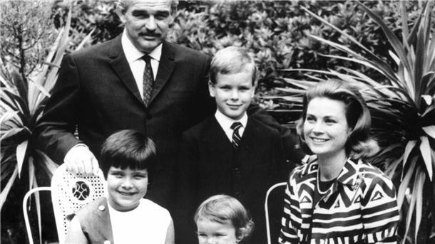 Fürst Rainier III. von Monaco, Fürstin Gracia Patricia, Prinzessin Caroline (l), Prinzessin Stephanie und Erbprinz Albert posieren im Garten des Fürstenpalastes.