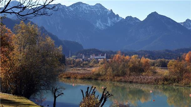 Füssen: Das Hohe Schloss thront hinter dem Forggensee