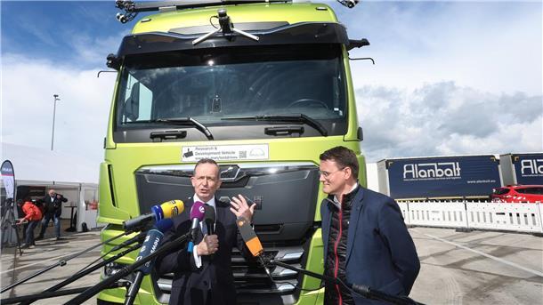 Fahrerlose Lastwagen kommen auf die Autobahn Fuhr bei einem fahrerlosen Lastwagen mit: Bundesverkehrsminister Volker Wissing (l).