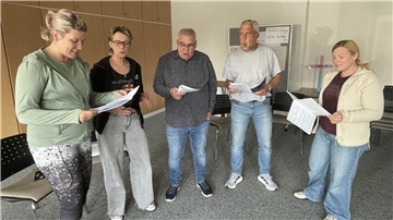 Männer und Frauen beim Singen. Fun Tonic probt für das nächste Konzert.