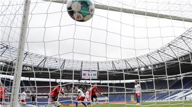 Fußball: 2. Bundesliga, Hannover 96 - Hamburger SV, 27. Spieltag in der HDI-Arena. Der Ball ist nach dem Schuss von Hannovers Marvin Ducksch zum 2:3 im Tor. +++ dpa-Bildfunk +++