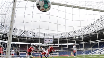 Fußball: 2. Bundesliga, Hannover 96 - Hamburger SV, 27. Spieltag in der HDI-Arena. Der Ball ist nach dem Schuss von Hannovers Marvin Ducksch zum 2:3 im Tor. +++ dpa-Bildfunk +++