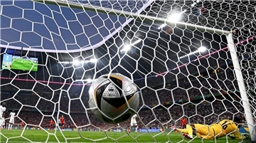 Ein Fußball im Tornetz