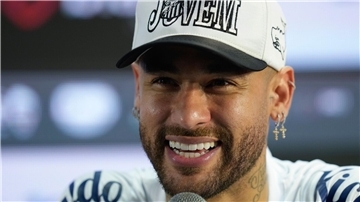 Fußball-Star Neymar ist vierfacher Vater geworden.