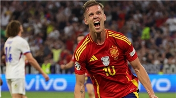 Fußball, UEFA Euro 2024, EM, Spanien - Frankreich, Finalrunde, Halbfinale, München Fußball Arena, Spaniens Dani Olmo (r) jubelt über seinen Treffer zum 2:1. +++ dpa-Bildfunk +++