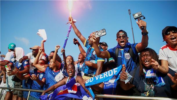 Debütanten wie Kap Verde drängt es auf die große Fußball-Bühne Fußball: WM-Qualifikation Afrika, Kap Verde - Eswatini: Fans feiern auf der Tribüne, nachdem Kap Verde Eswatini in einem WM-Qualifikationsspiel besiegt hat. (zu dpa: „Kap Verde im Freudentaumel: „Stolz so groß wie nie““)