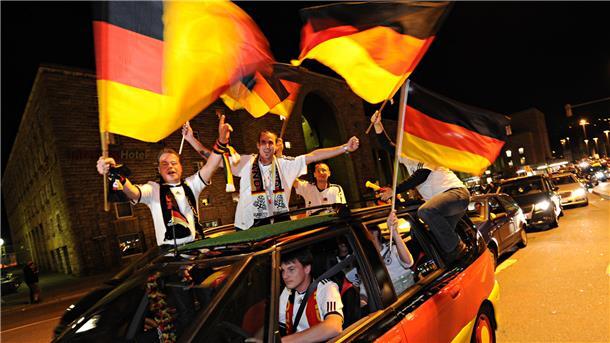 Feiernde Fußballfans in einem Auto