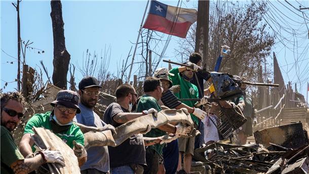 Mehr als 130 Tote bei Waldbränden in Chile Fußballfans von CD Santiago Wanderers packen mit an und helfen bei den Aufräumarbeiten in Vina del Mar, Chile.