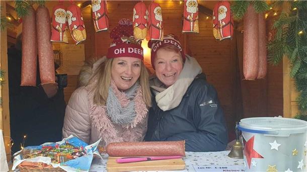 Weihnachtsbasar in Rhade: Darauf dürfen sich Besucher am 2. Advent freuen Gabi Clausen (links) und Tanja Templin haben im Vorjahr viel Spaß in der Losbude beim Rhader Weihnachtsbasar, die natürlich wieder vor Ort sein wird.