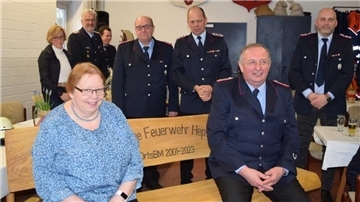 Gabi und Herbert Meyer werden auf dieser Bank gemeinsam den Feuerwehr-Ruhestand genießen.