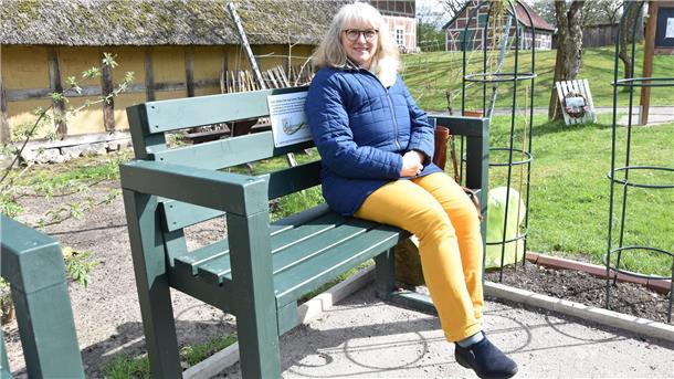Das Foto zeigt Pressewartin Gaby Sonnefeld auf einer Baumelbank. 