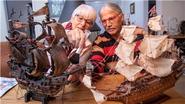 Gaby und Hans-Josef Grommes in Bremerhaven hegen und pflegen die alten handgebauten Segelschiffe. 