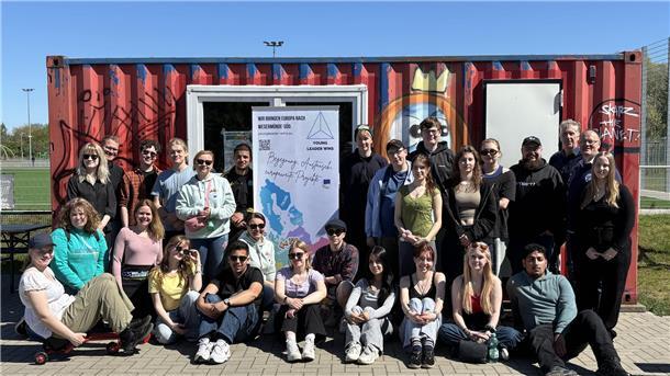 Ein Gruppenfoto. Gäste der Leader-Regionen Rieska und Keskipiste in Finnland sowie aus dem Leipziger Muldenland waren gemeinsam mit der  Gruppe Young Leader Wesermünde-Süd jetzt zu Besuch auf der Sport- und Freizeitanlage Loxstedt