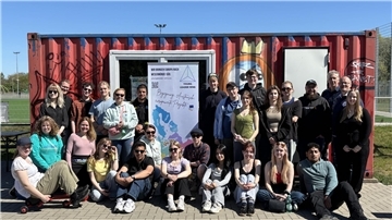Ein Gruppenfoto. Gäste der Leader-Regionen Rieska und Keskipiste in Finnland sowie aus dem Leipziger Muldenland waren gemeinsam mit der  Gruppe Young Leader Wesermünde-Süd jetzt zu Besuch auf der Sport- und Freizeitanlage Loxstedt